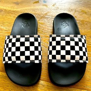 Kids Vans checkered sliders in black and white
